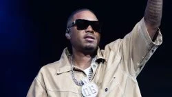 nas waving his hand at the croud